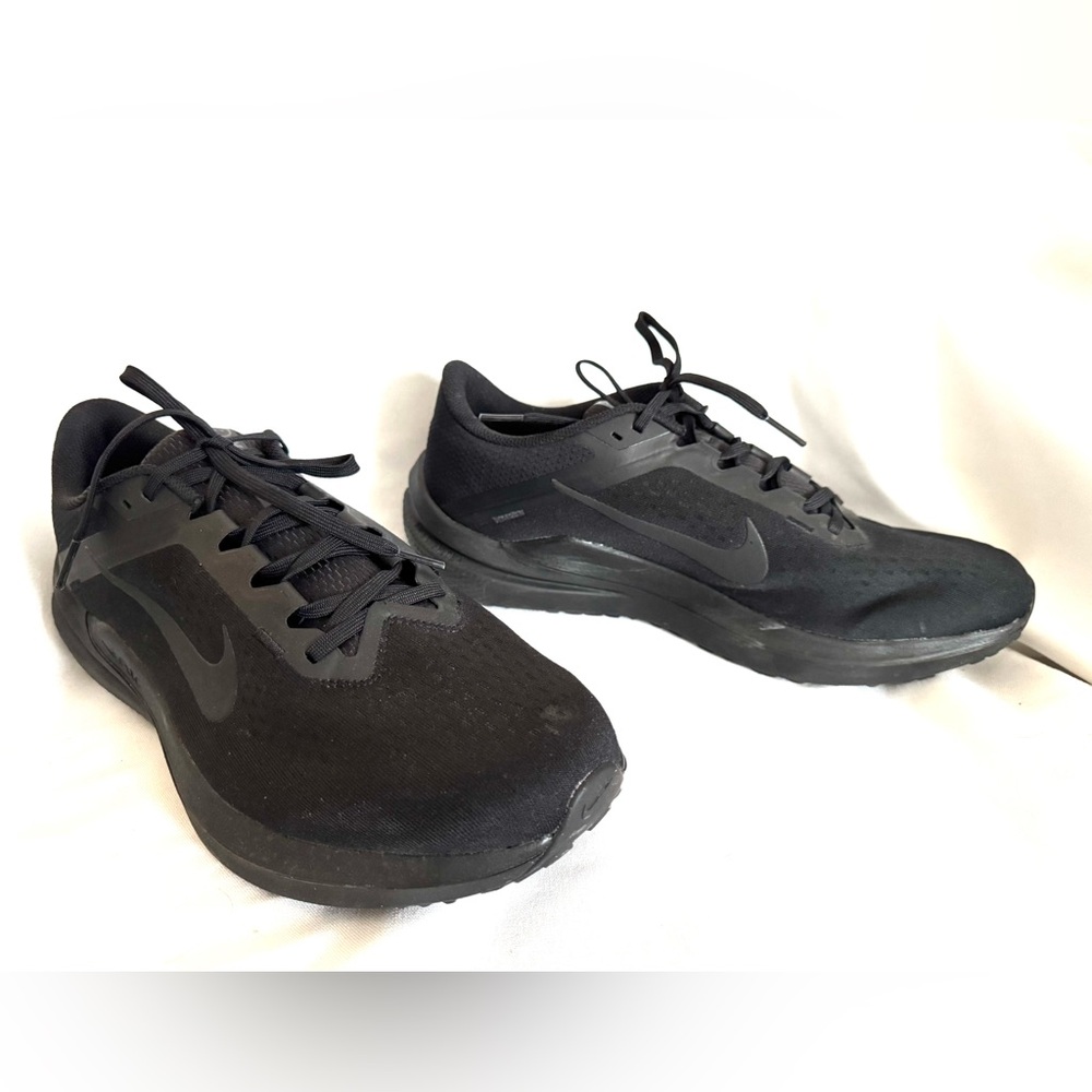 Nike Winflo 10 Men's Sz11 Sneaker Triple Black Gym Training Running Shoe Trainer